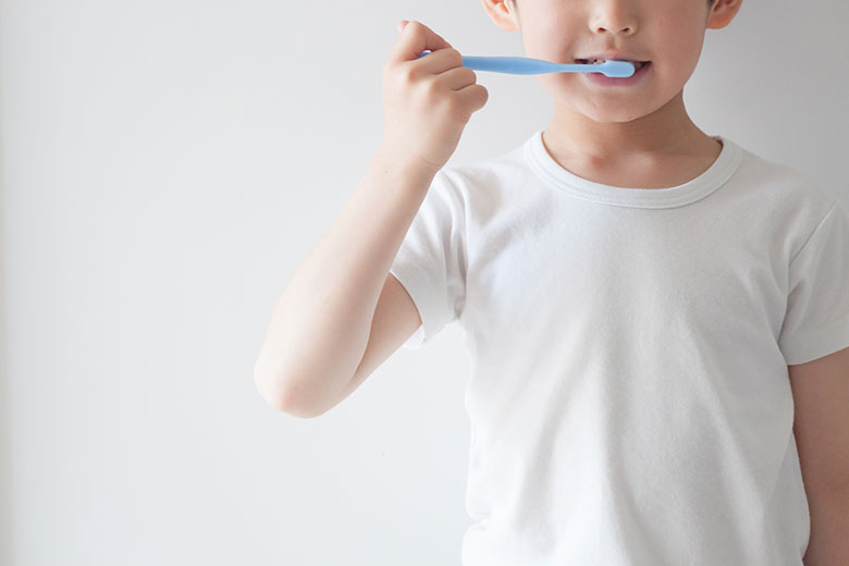 歯を磨く男の子